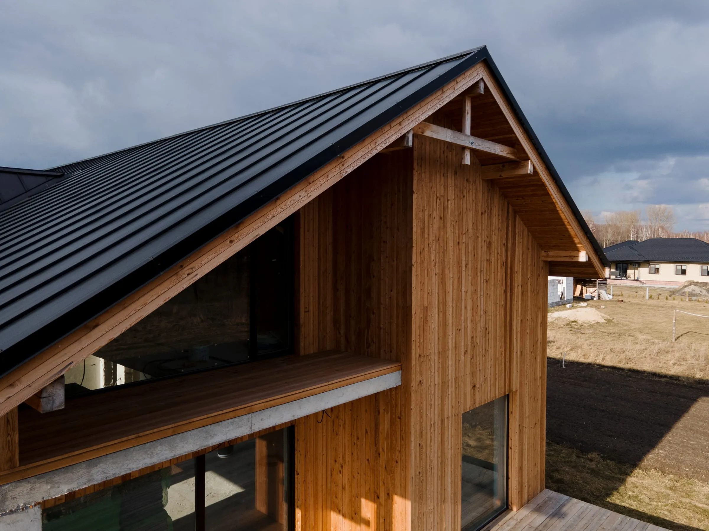 Casa de madera de nueva construcción con tejado oscuro