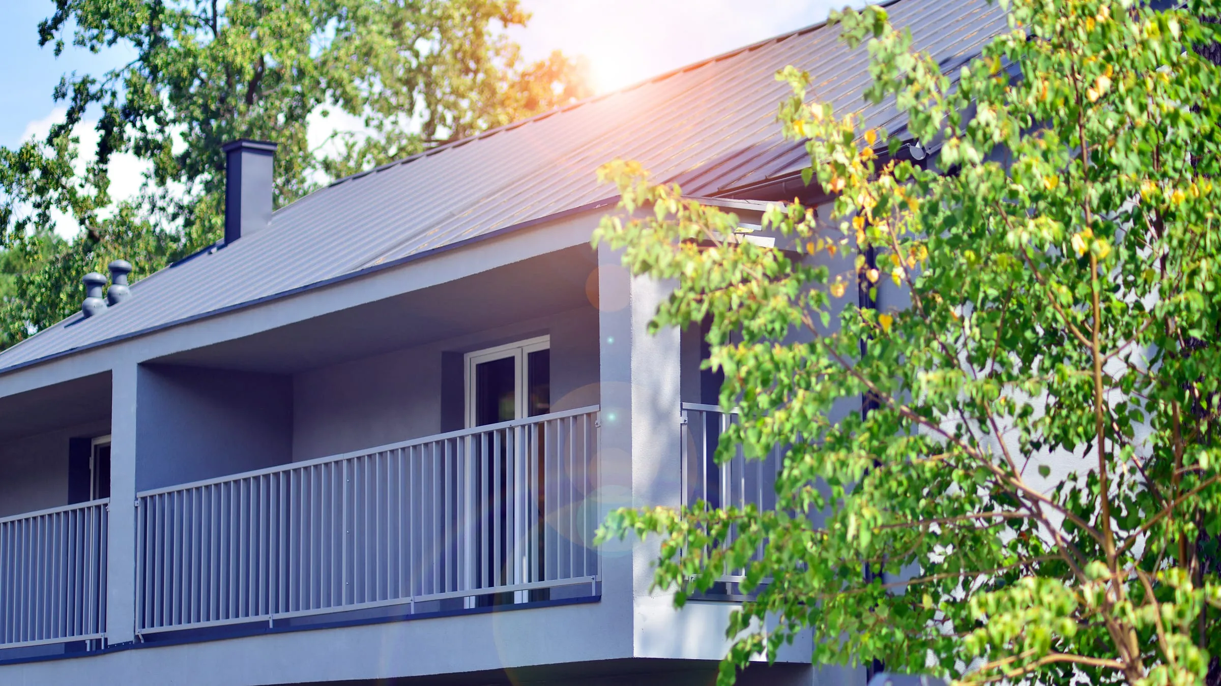 Fachada de una vivienda unifamiliar moderna en una parcela arbolada