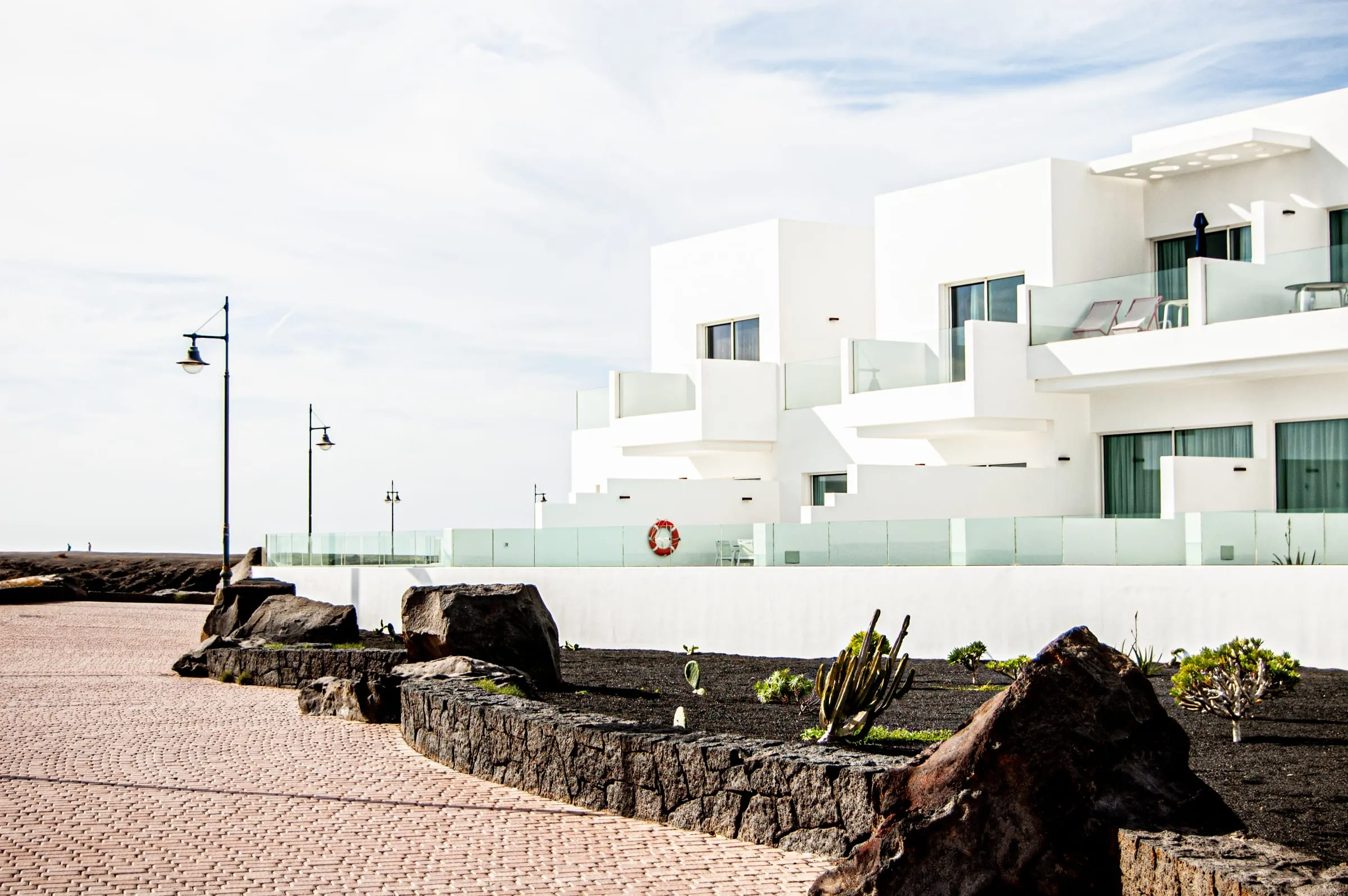 Viviendas blancas sobre terreno volcánico en Lanzarote