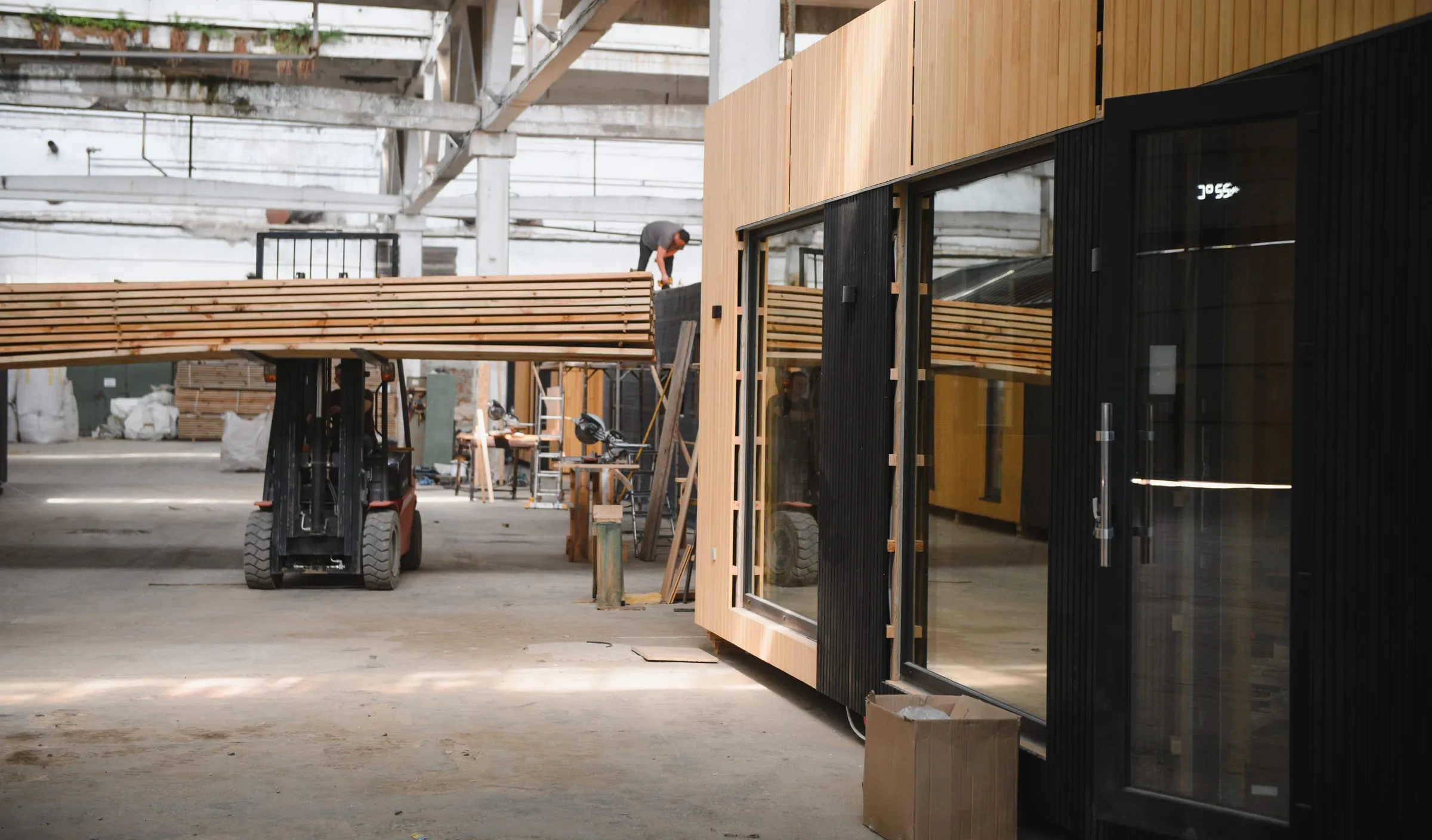 Módulo de vivienda de madera terminado dentro de la nave de fabricación
