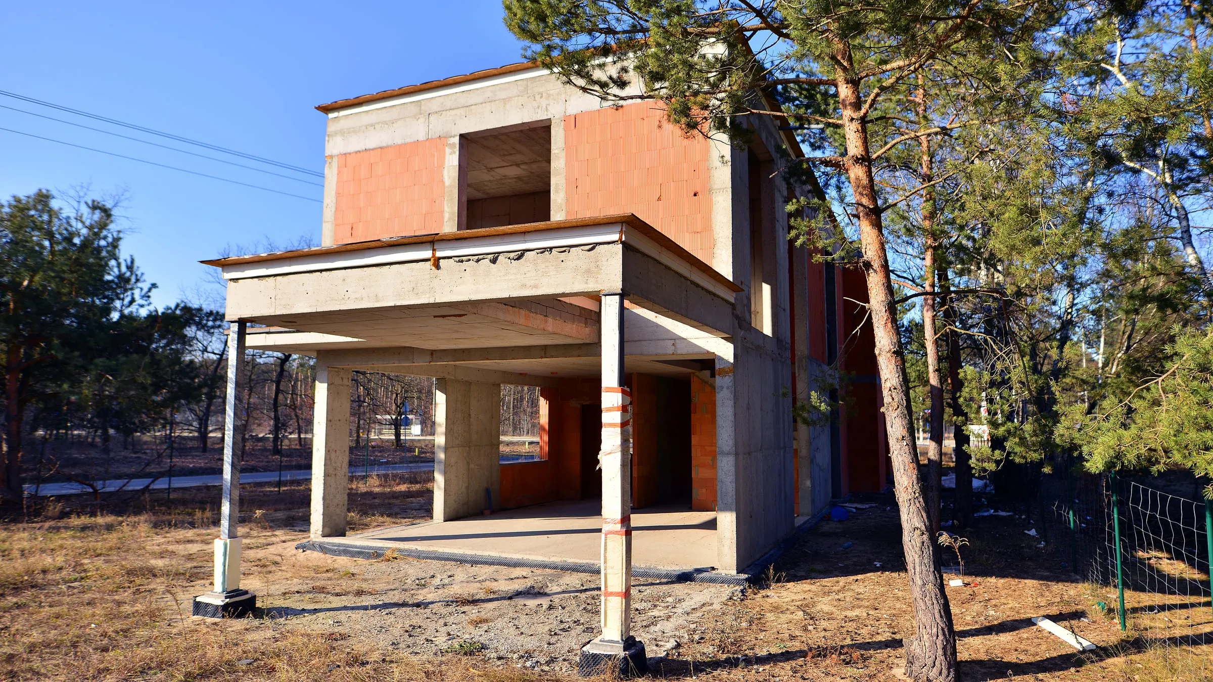 Vivienda unifamiliar de diseño moderno en construcción