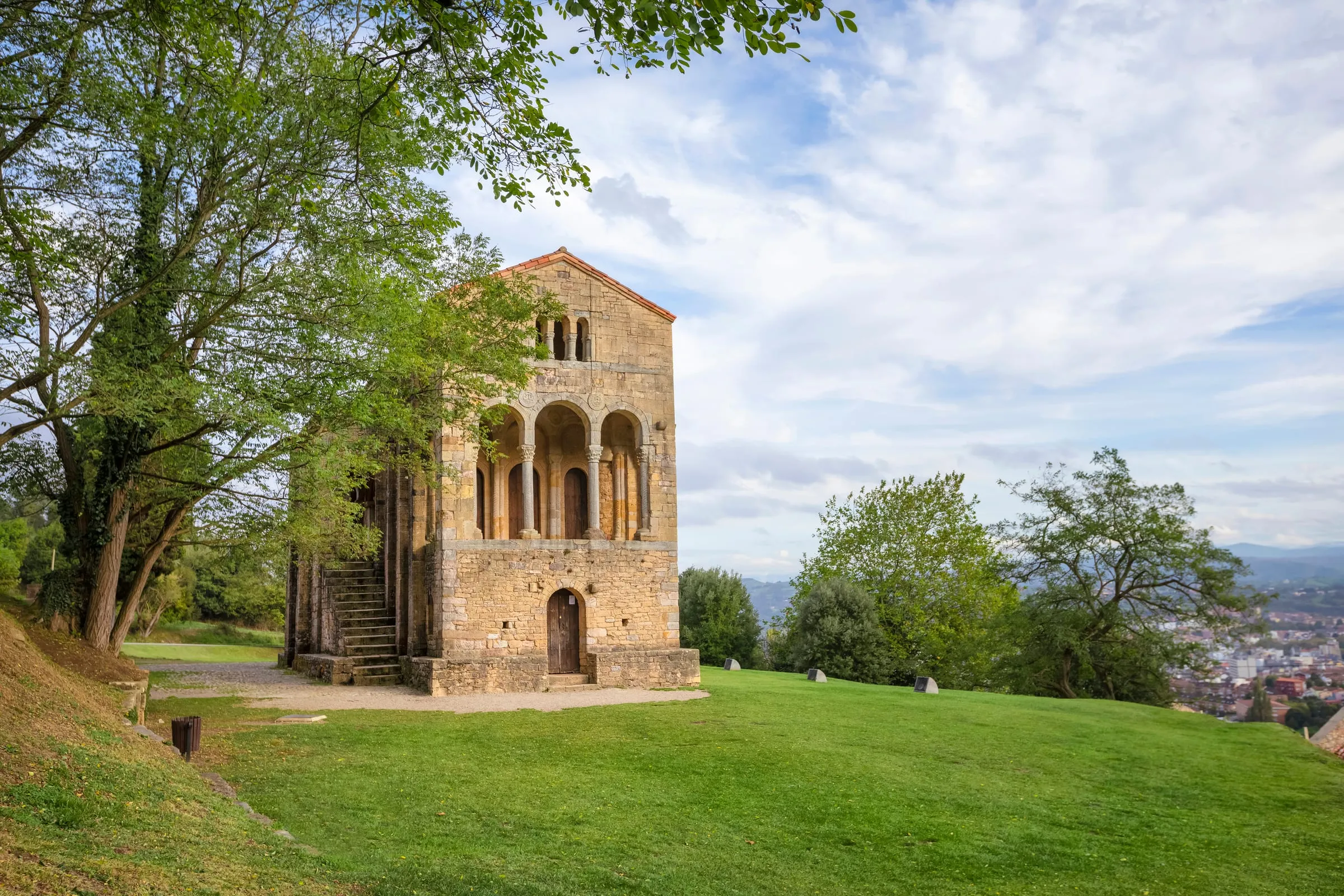 Santa María del Naranco, en la ladera del monte Naranco de Oviedo
