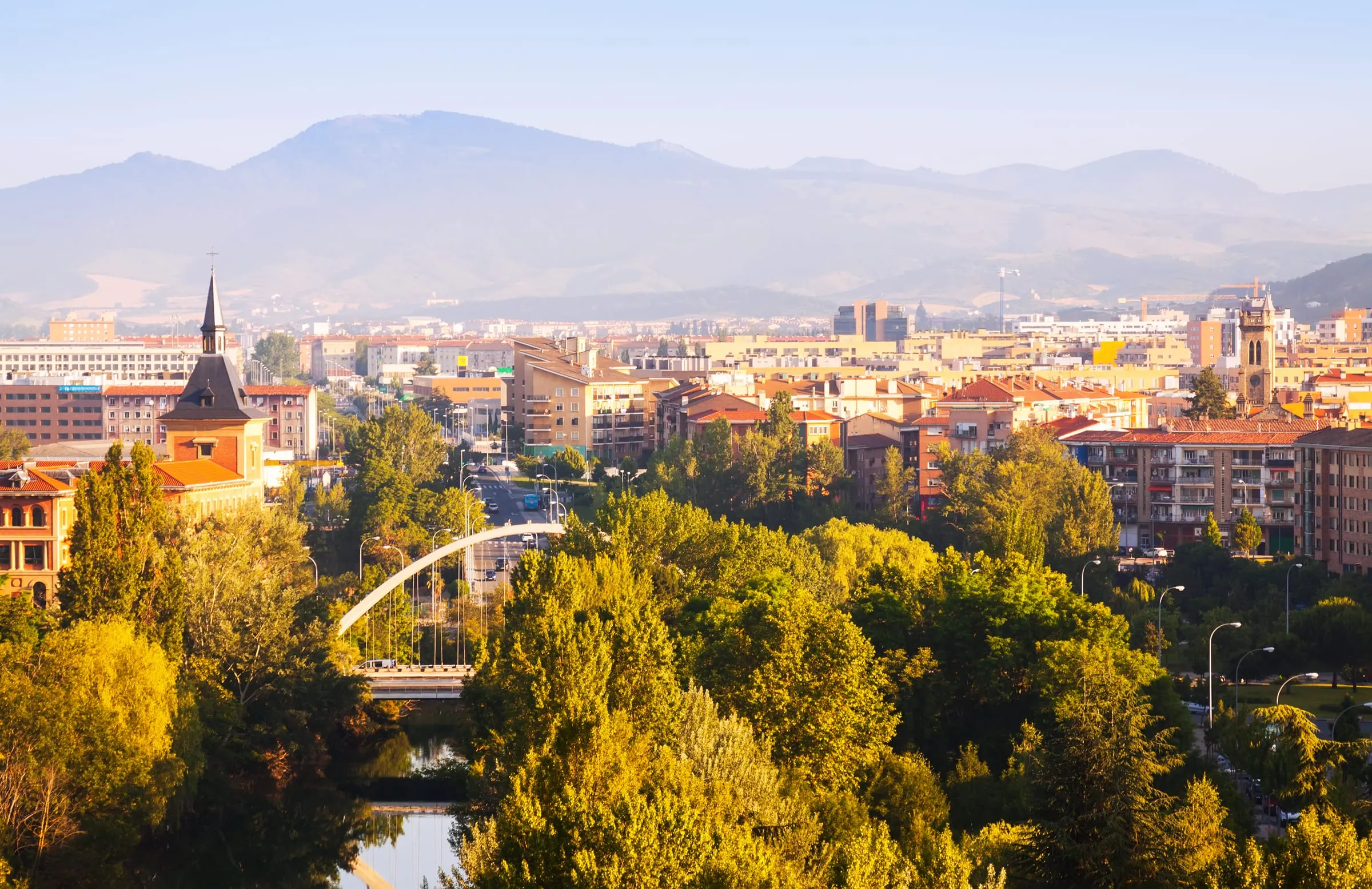 Pamplona vista desde la ribera del Arga