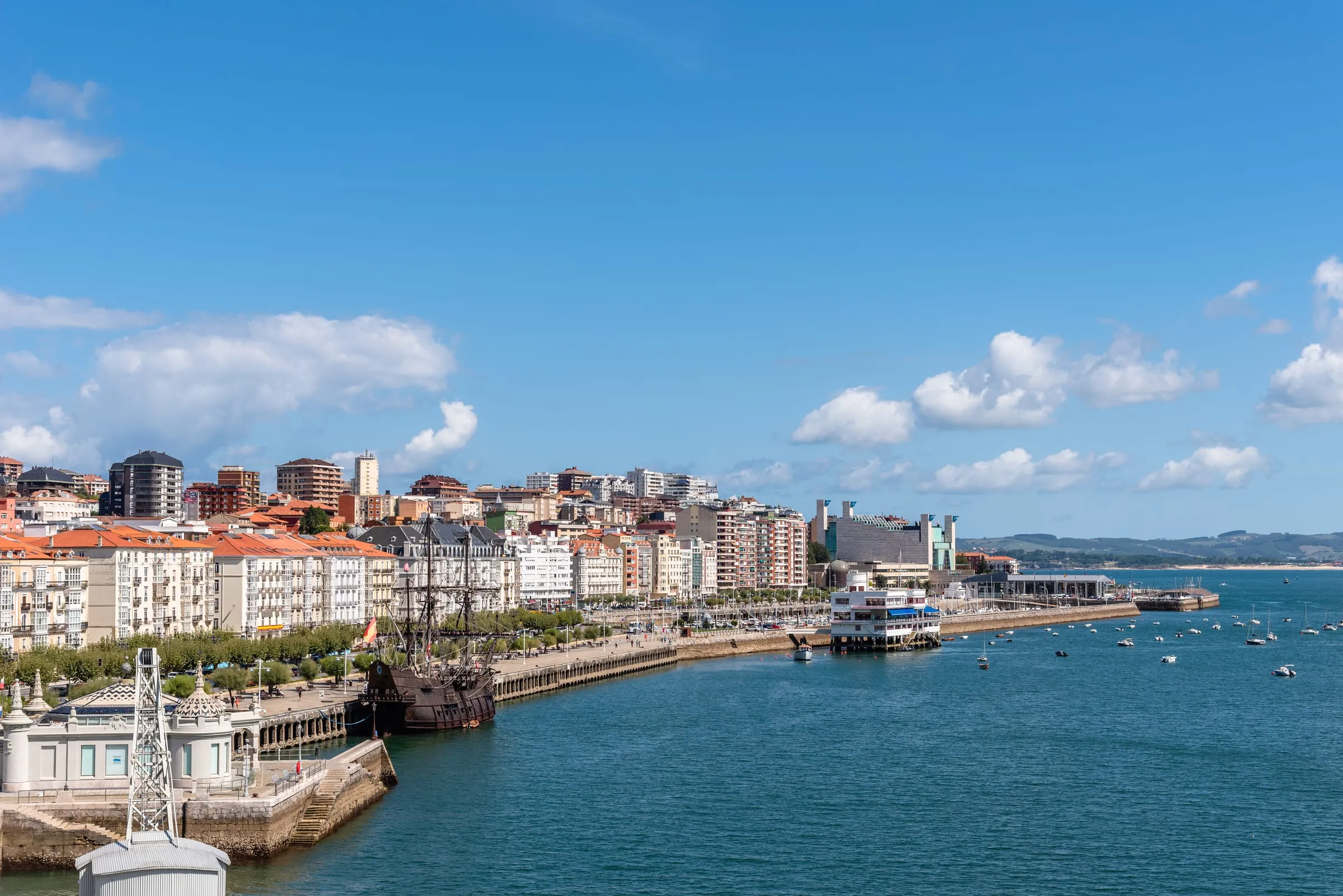 Paseo marítimo y bahía de Santander en un día de verano
